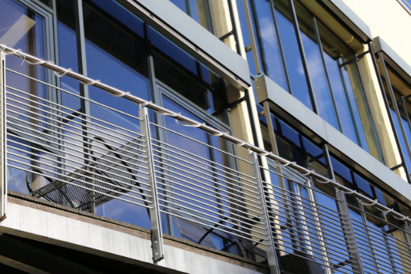 Hliníkové zábradlí na balkon: Spojení elegance, bezpečnosti a trvanlivosti