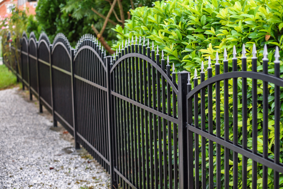 5 důvodů, proč si zvolit ocelový plot: Elegantní a odolné řešení pro vaše oplocení